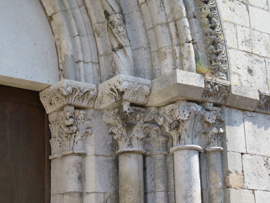 Eglise abbatiale Saint-Pierre : Portail ouest, détail des chapiteaux sculptés