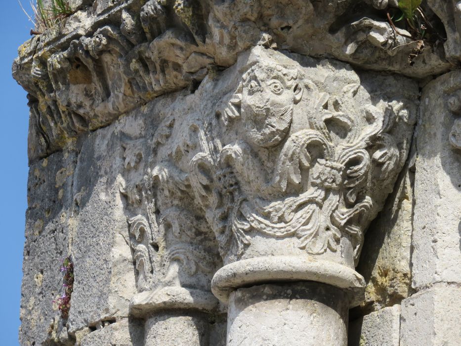 Eglise abbatiale Saint-Pierre : Portail ouest, détail d’un chapiteau sculpté