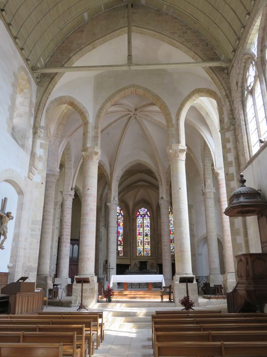 Eglise abbatiale Saint-Pierre : Nef, vue générale