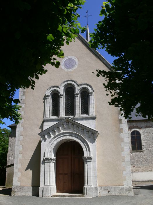 Eglise Saint-Aubin : Façade occidentale, vue générale