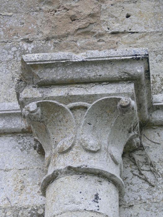 Ancienne abbaye de Notre-Dame de la Cour-Dieu : Détail d’un chapiteau sculpté