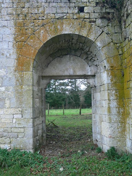 Ancienne abbaye de Notre-Dame de la Cour-Dieu : Vue partielle dre ruines