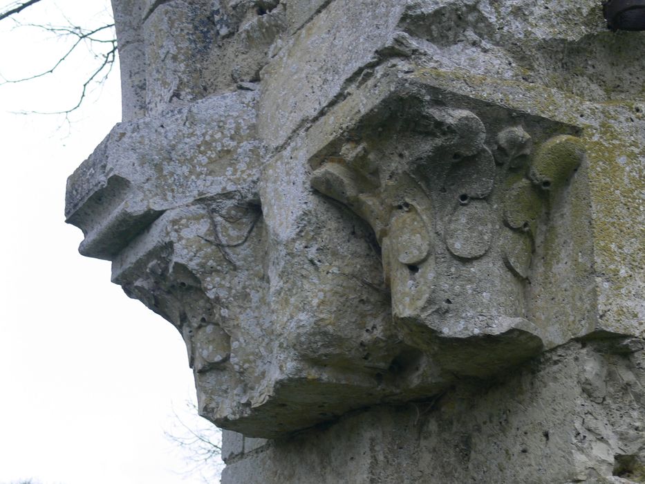 Ancienne abbaye de Notre-Dame de la Cour-Dieu : Détail de deux chapiteaux sculptés