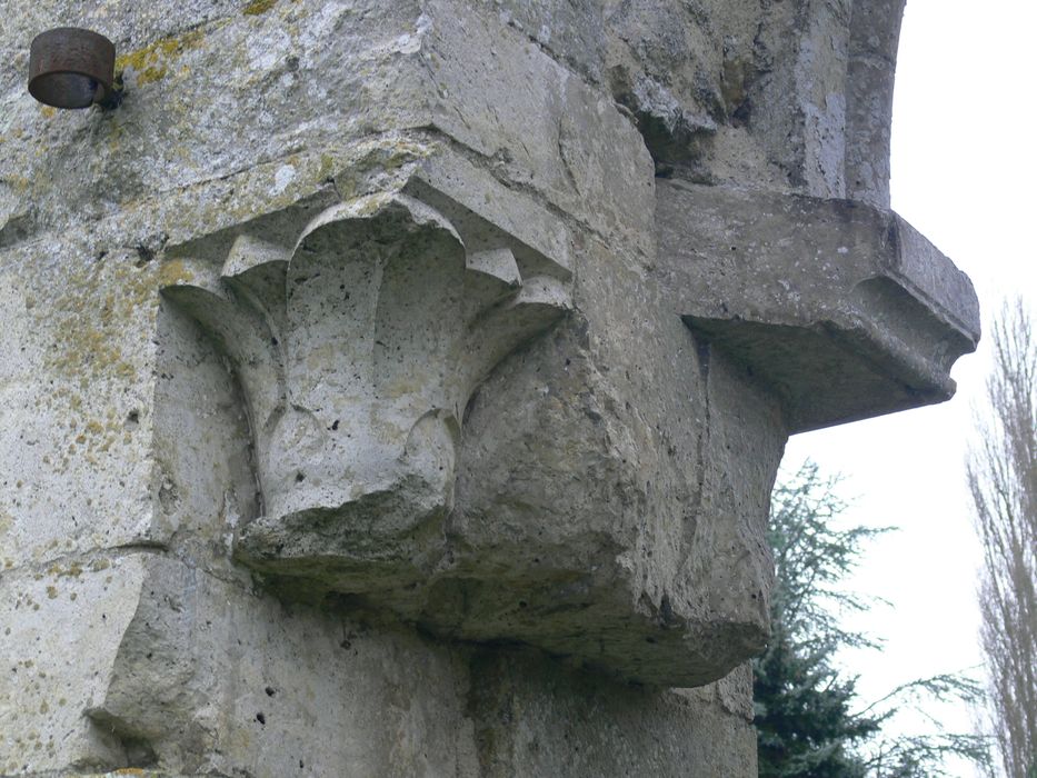 Ancienne abbaye de Notre-Dame de la Cour-Dieu : Détail d’un chapiteau sculpté