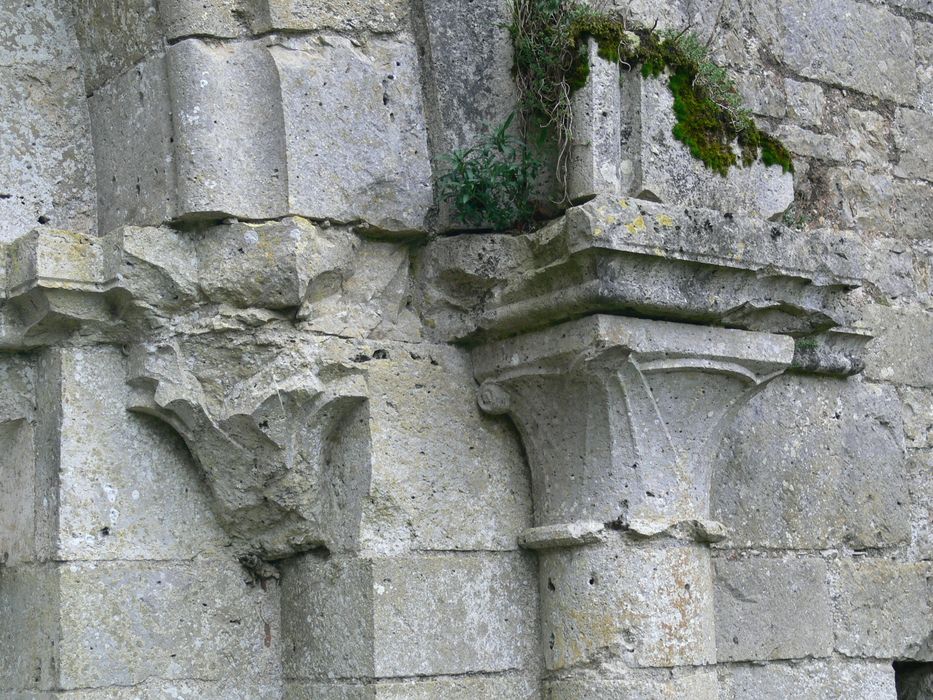 Ancienne abbaye de Notre-Dame de la Cour-Dieu : Détail de deux chapiteaux sculptés