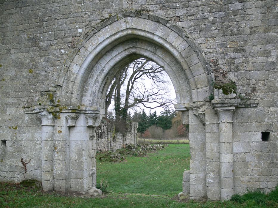 Ancienne abbaye de Notre-Dame de la Cour-Dieu : Portail, vue générale