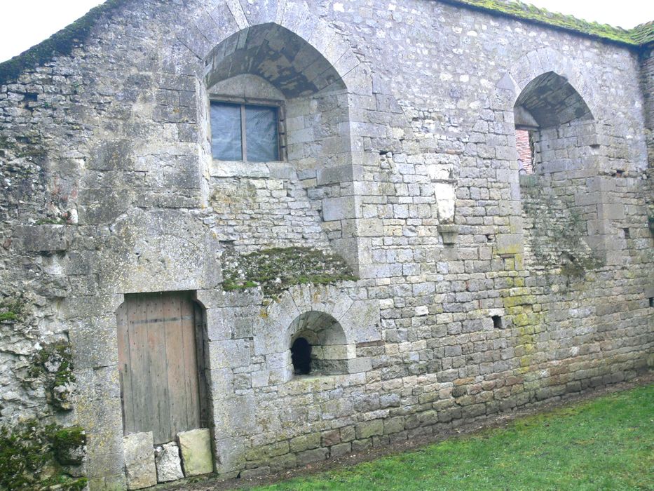 Ancienne abbaye de Notre-Dame de la Cour-Dieu : Vue partielle des ruines