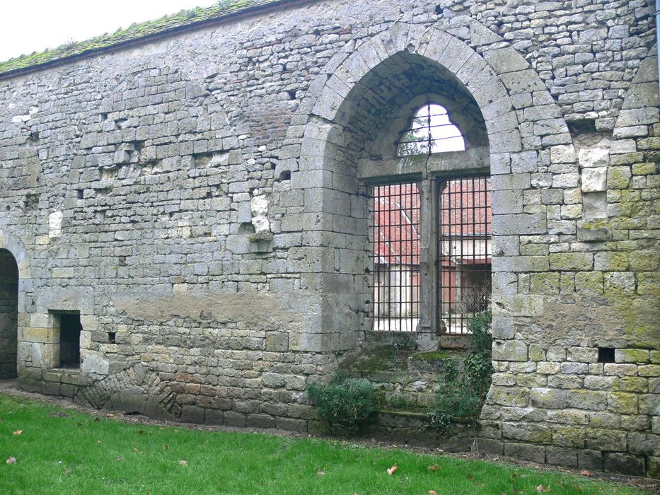 Ancienne abbaye de Notre-Dame de la Cour-Dieu : Vue partielle des ruines