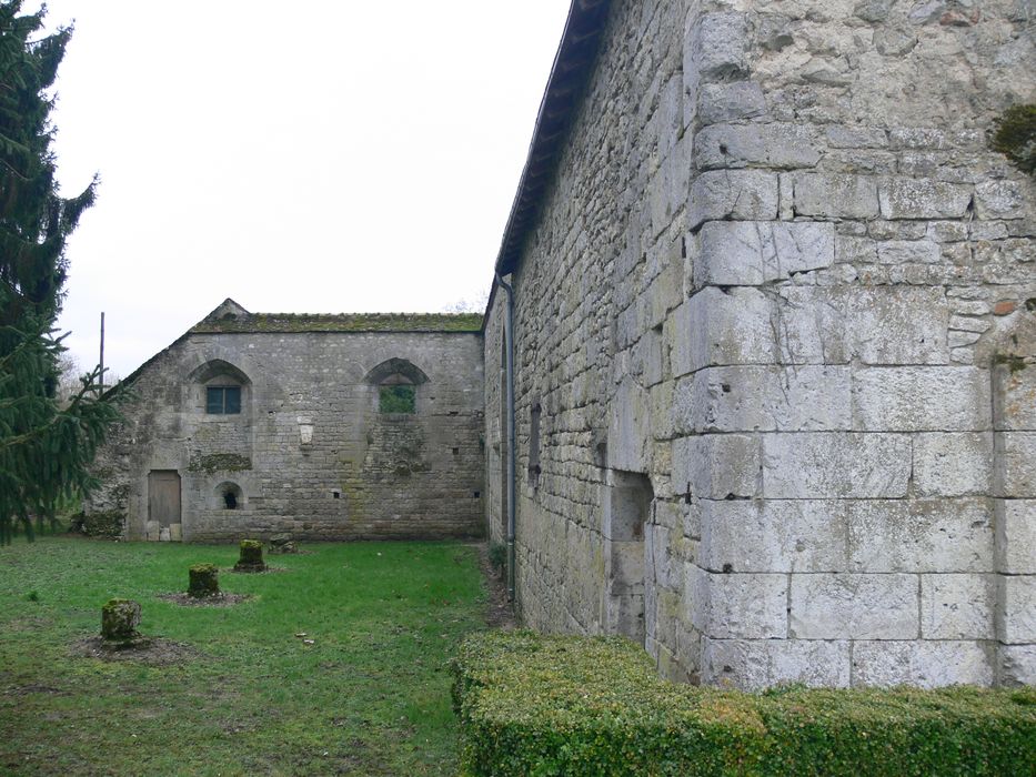 Ancienne abbaye de Notre-Dame de la Cour-Dieu : Vue partielle des ruines