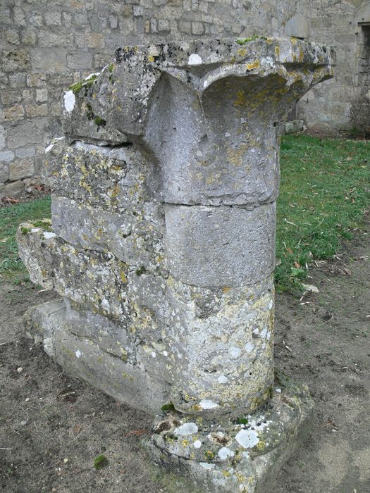 Ancienne abbaye de Notre-Dame de la Cour-Dieu : Détail d’un chapiteau sculpté