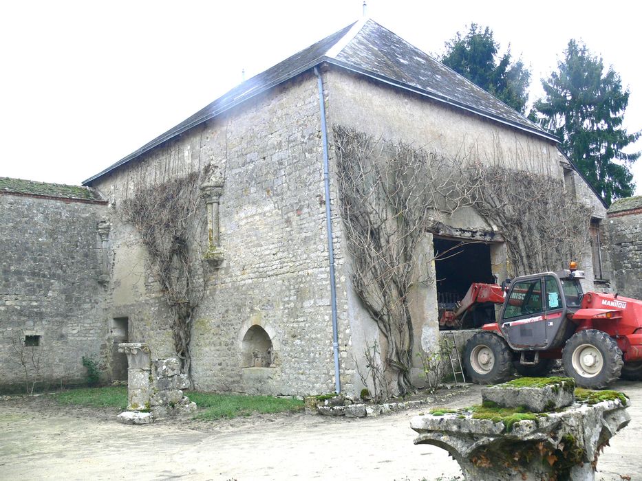 Ancienne abbaye de Notre-Dame de la Cour-Dieu : Vue partielle des bâtiments