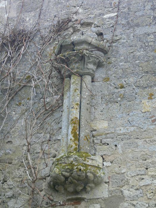 Ancienne abbaye de Notre-Dame de la Cour-Dieu : Détail d’un élément architectural