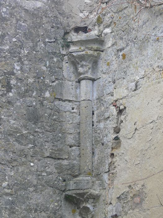 Ancienne abbaye de Notre-Dame de la Cour-Dieu : Détail d’un élément architectural