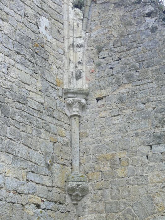 Ancienne abbaye de Notre-Dame de la Cour-Dieu : Détail d’un élément architectural