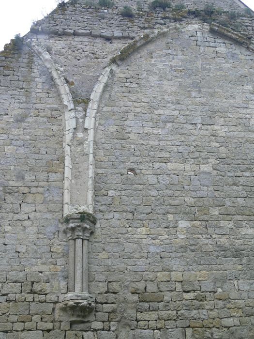 Ancienne abbaye de Notre-Dame de la Cour-Dieu : Détail d’un élément architectural