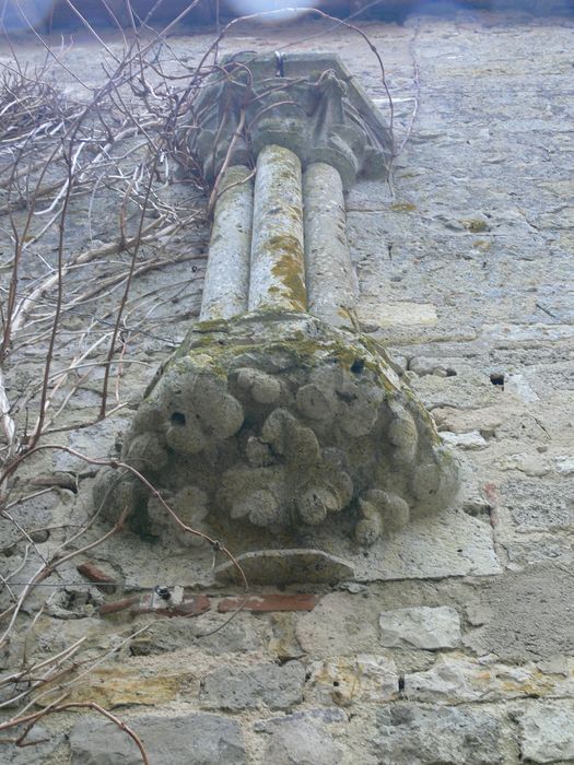 Ancienne abbaye de Notre-Dame de la Cour-Dieu : Détail d’un élément architectural