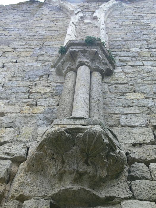 Ancienne abbaye de Notre-Dame de la Cour-Dieu : Détail d’un élément architectural