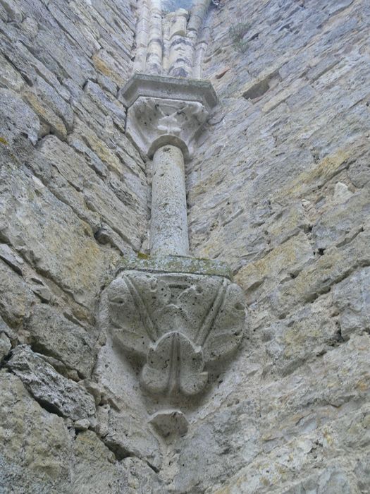 Ancienne abbaye de Notre-Dame de la Cour-Dieu : Détail d’un élément architectural