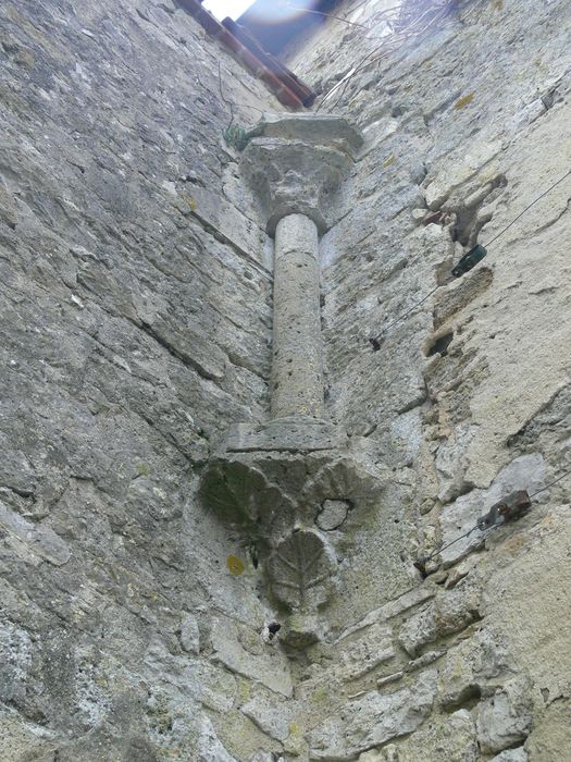 Ancienne abbaye de Notre-Dame de la Cour-Dieu : Détail d’un élément architectural