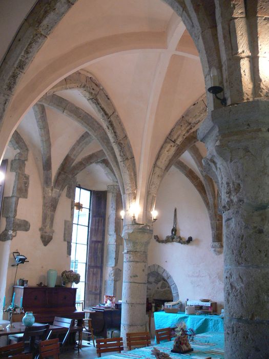 Ancienne abbaye de Notre-Dame de la Cour-Dieu : Salle, vue partielle