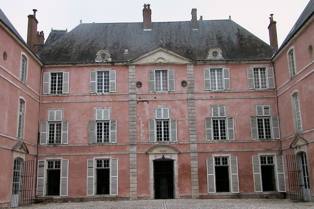 Château : Pavillon central, façade sud-ouest, vue générale