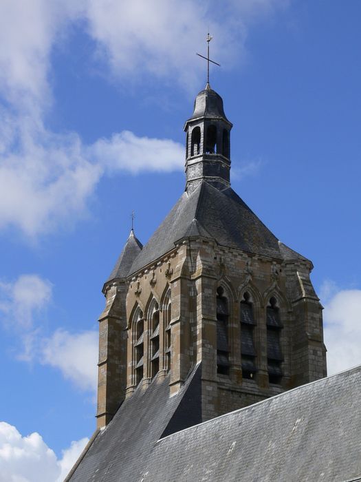 Eglise Saint-Symphorien : Clocher, vue partielle