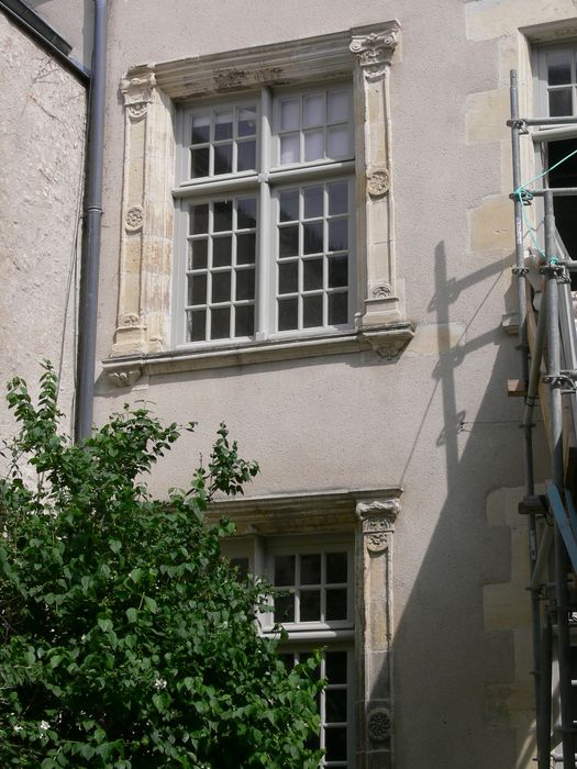 Ancienne maison canoniale : Façade sur cour, détail d’une baie