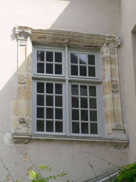 Ancienne maison canoniale : Façade sur cour, détail d’une baie