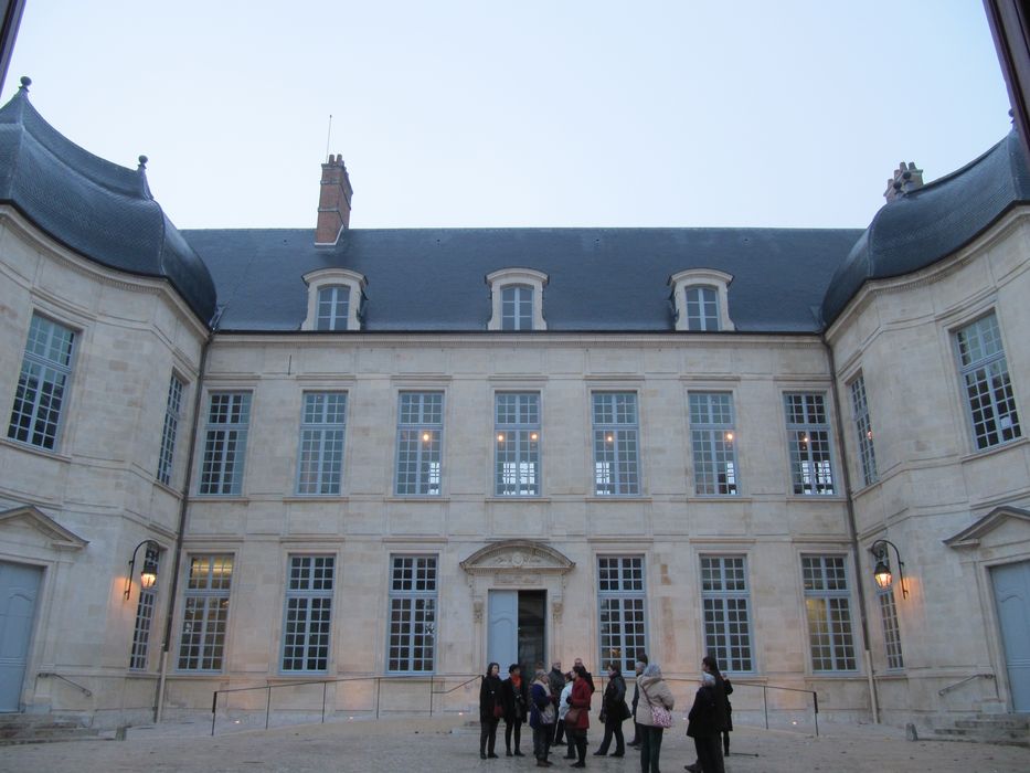 Ancien évêché, puis bibliothèque municipale, actuellement annexe de la médiathèque : Façade sur cour, vue générale