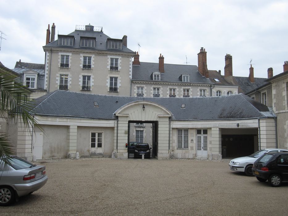 Hôtel Tassin de Montcour : Porche, façade sur cour, vue générale