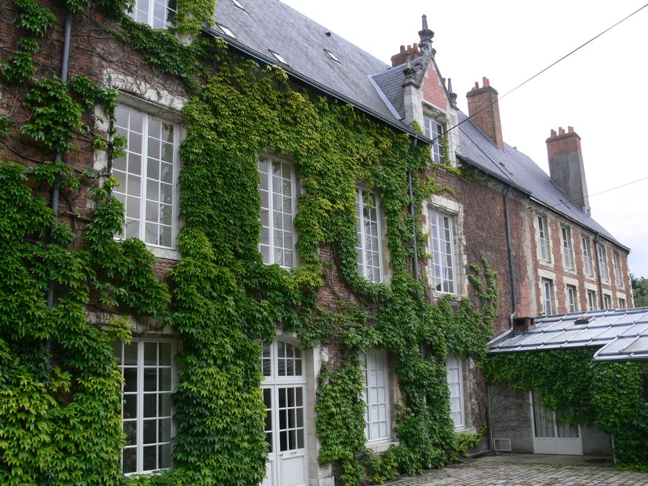 "Hôtel dit " du Roi " : Façade sur cour, vue partielle""