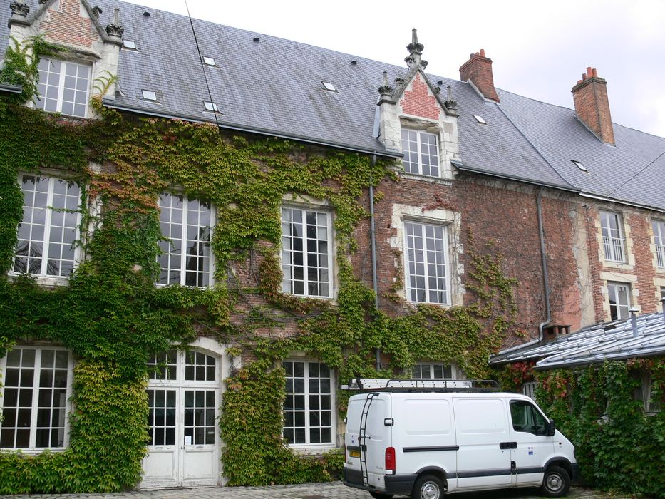 "Hôtel dit " du Roi " : Façade sur cour, vue partielle""