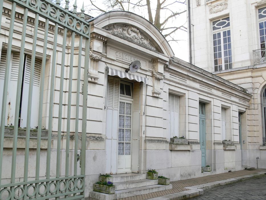 Hôtel de Caisse d'Epargne : Cour intérieure, aile est, façade ouest, vue générale