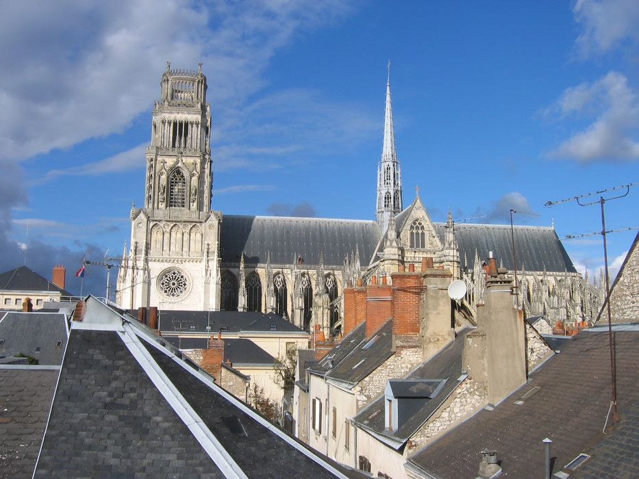 Cathédrale Sainte-Croix : Vue générale de la cathédrale dans son environnement