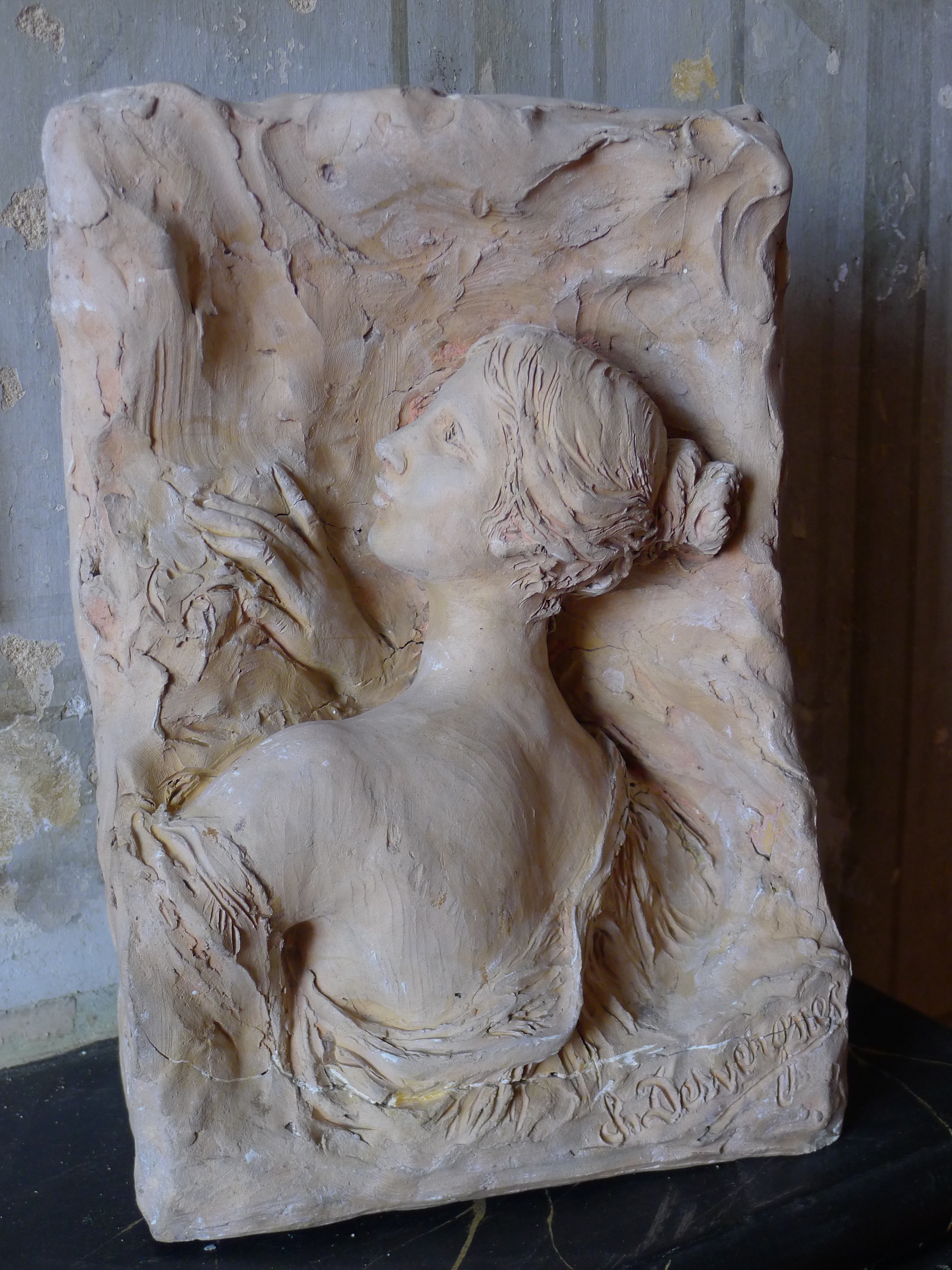 buste de jeune femme, relief