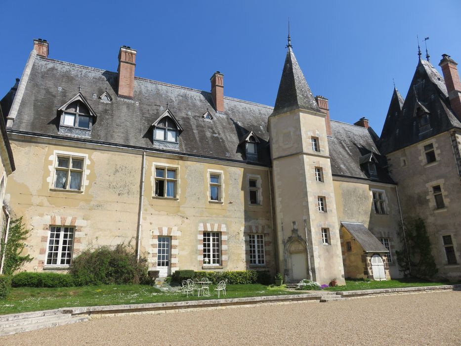 Château de la Verrerie : Cour intérieure, façade ouest, vue générale