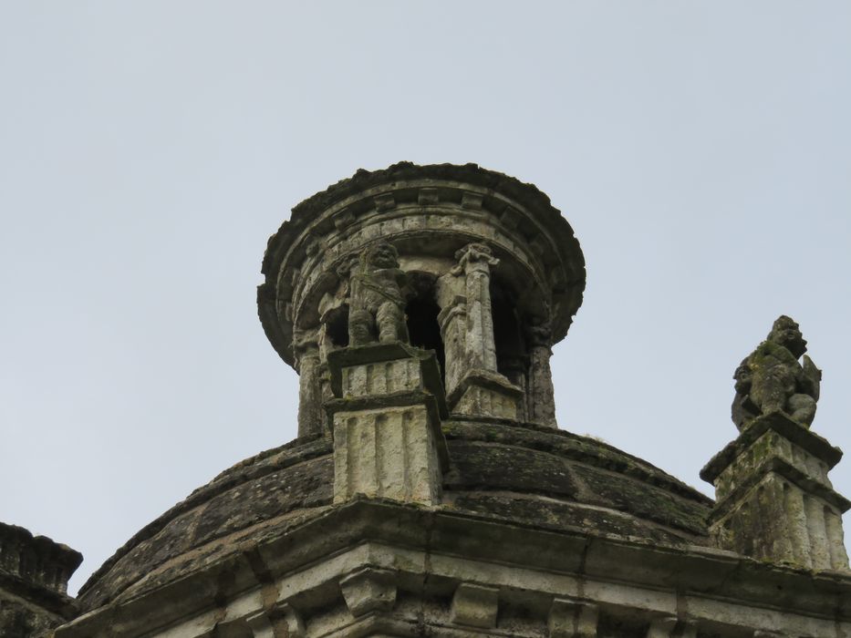 Maison dite des Architectes du Château : Façade antérieure, détail de la tour d'escalier