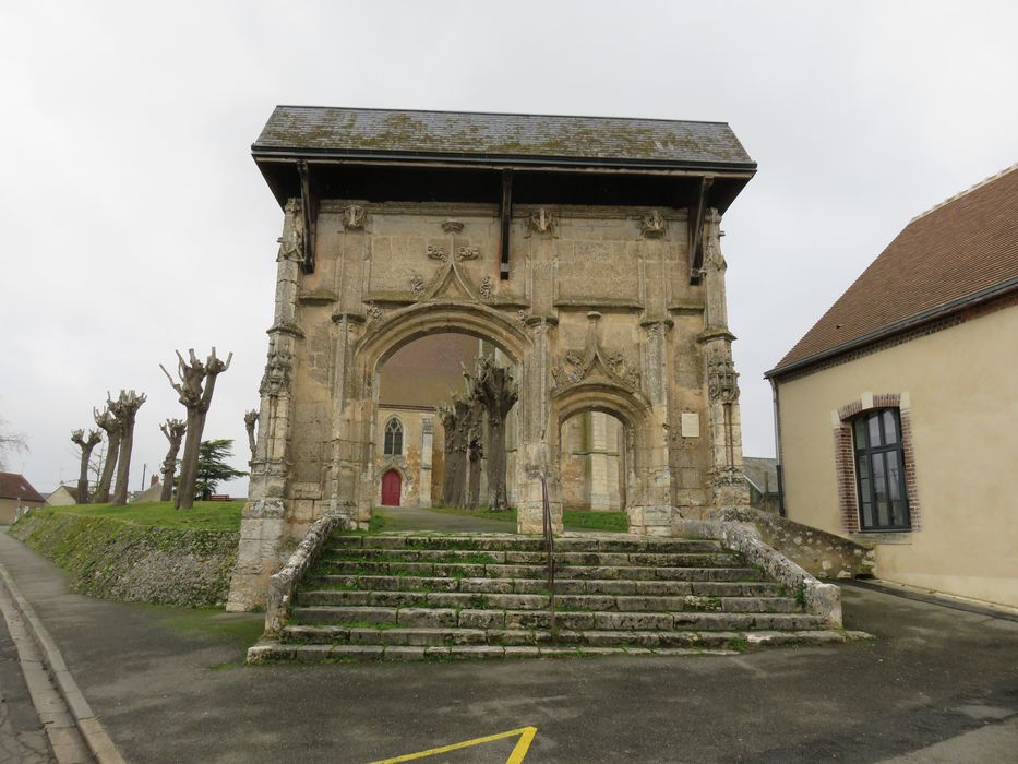 Eglise Saint-Jean-de-la-Chaîne : Porche de l'ancien cimetière, élévation sud, vue générale