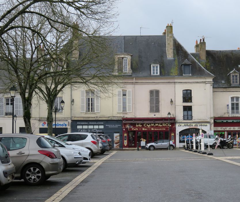 Immeubles : Ensemble des façades est sur la place, vue générale