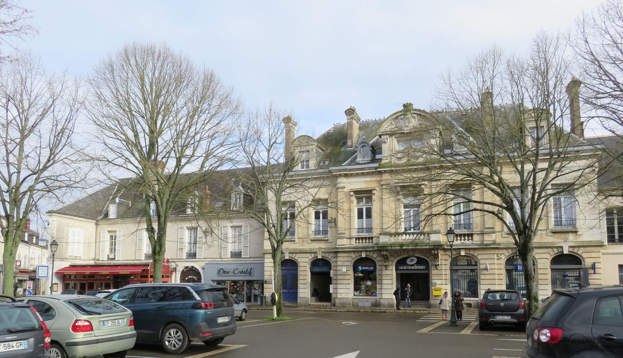 Immeubles : Ensemble des façades ouest sur la place, vue générale