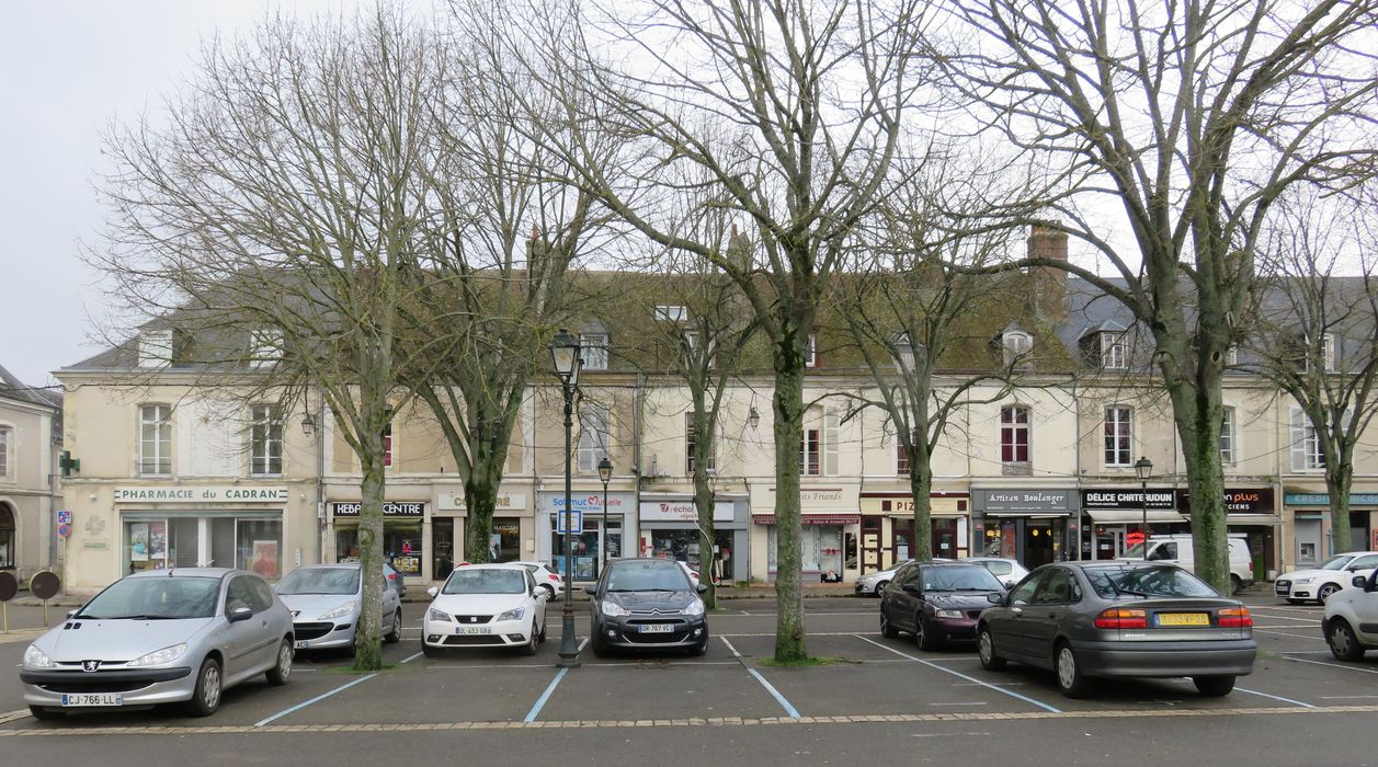 Immeubles : Ensemble des façades sud sur la place, vue générale