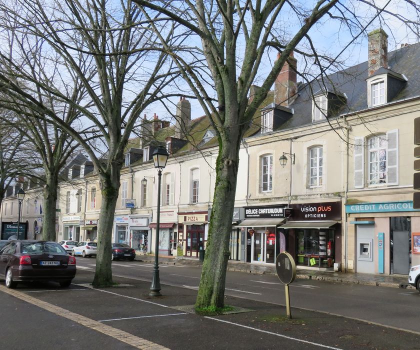 Immeubles : Ensemble des façades sud sur la place, vue générale