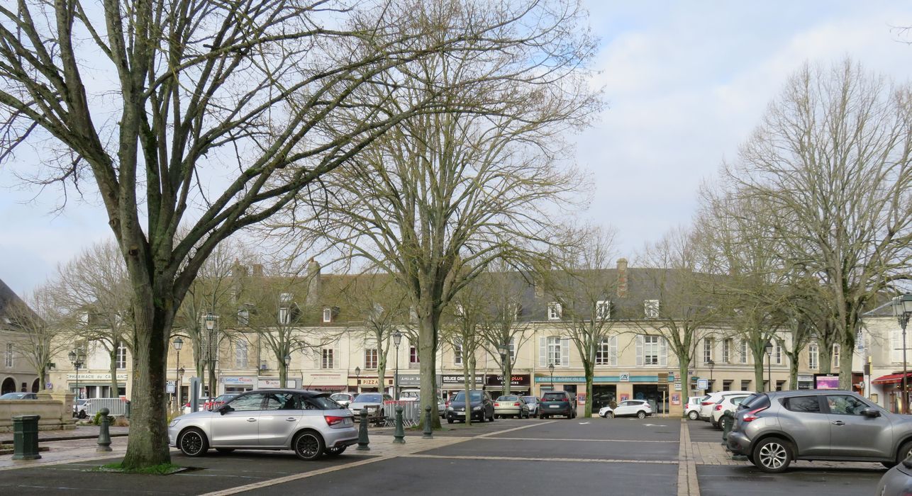 Immeubles : Ensemble des façades sud sur la place, vue générale