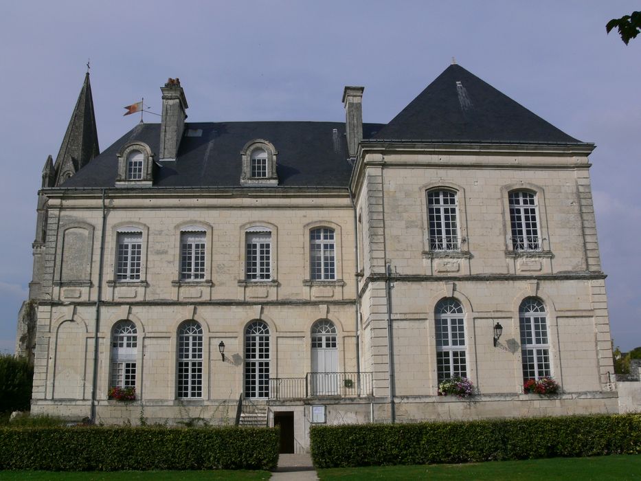 Ancienne abbaye de la Trinité : Façade est, vue générale