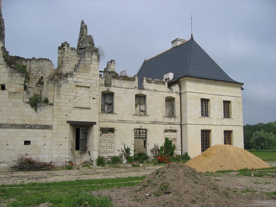 Château de Razilly : Façade est, vue partielle