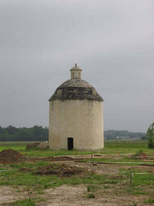 Château de Razilly : Pigeonnier, vue générale