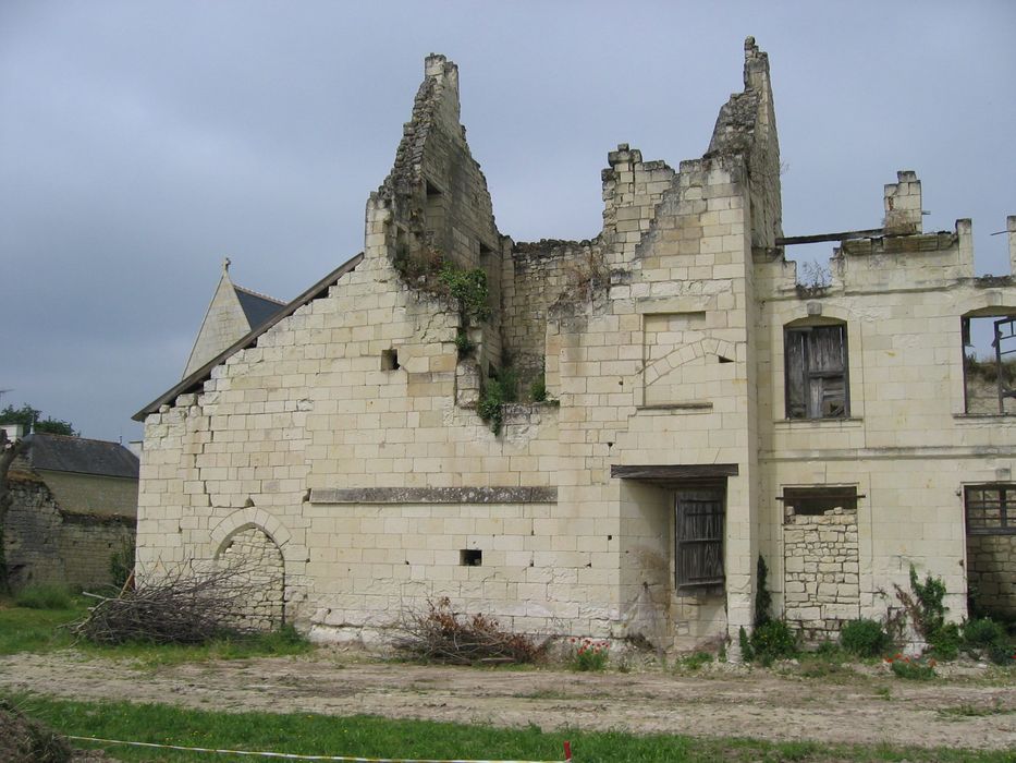 Château de Razilly : Vue partielle des parties ruinées