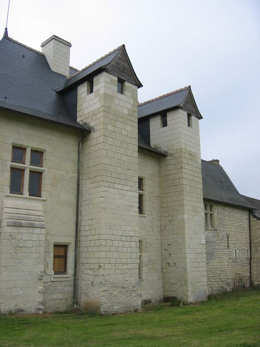 Château de Razilly : Façade nord, vue partielle