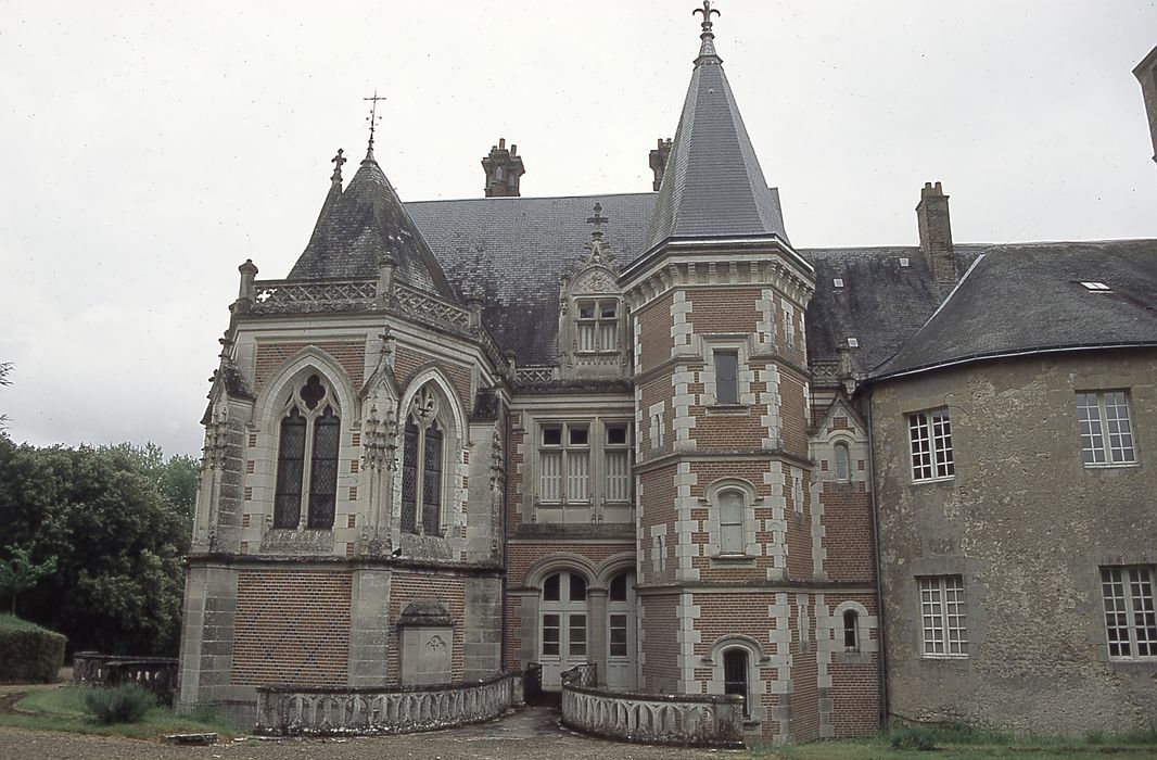 Château de Beaumont : Chapelle, vue partielle de la nef