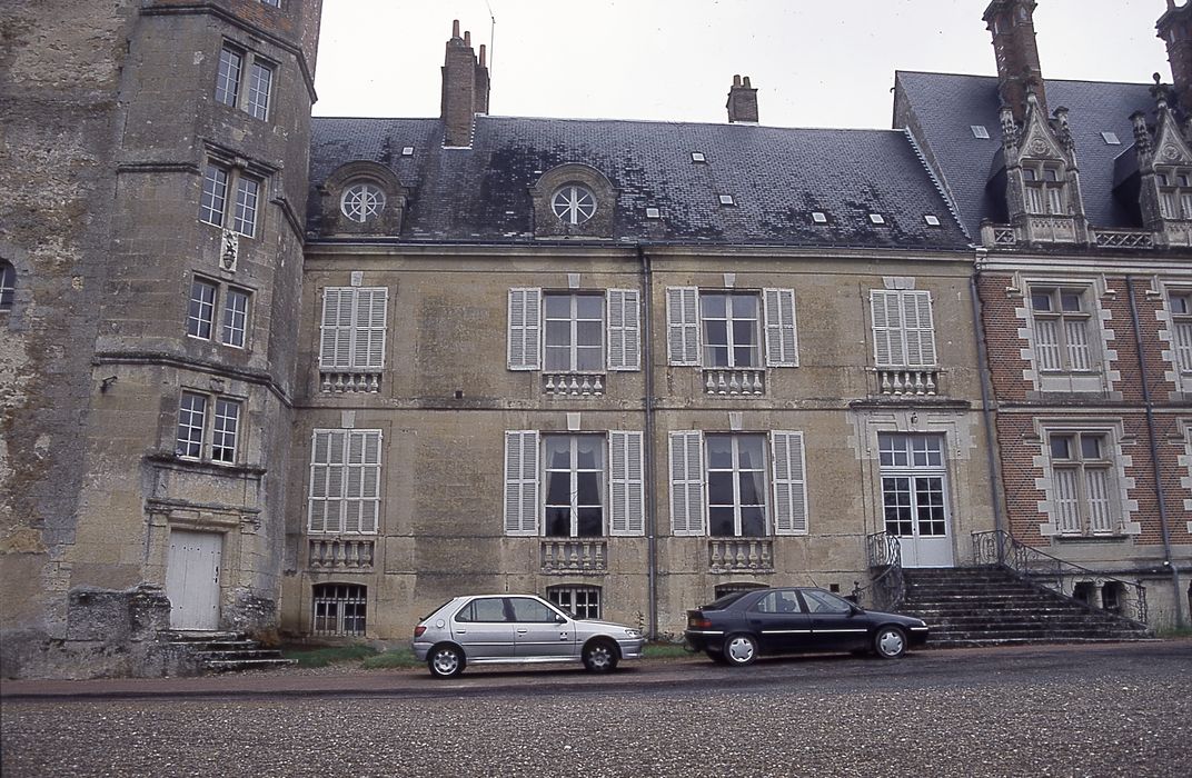 Château de Beaumont : Façade est, vue partielle